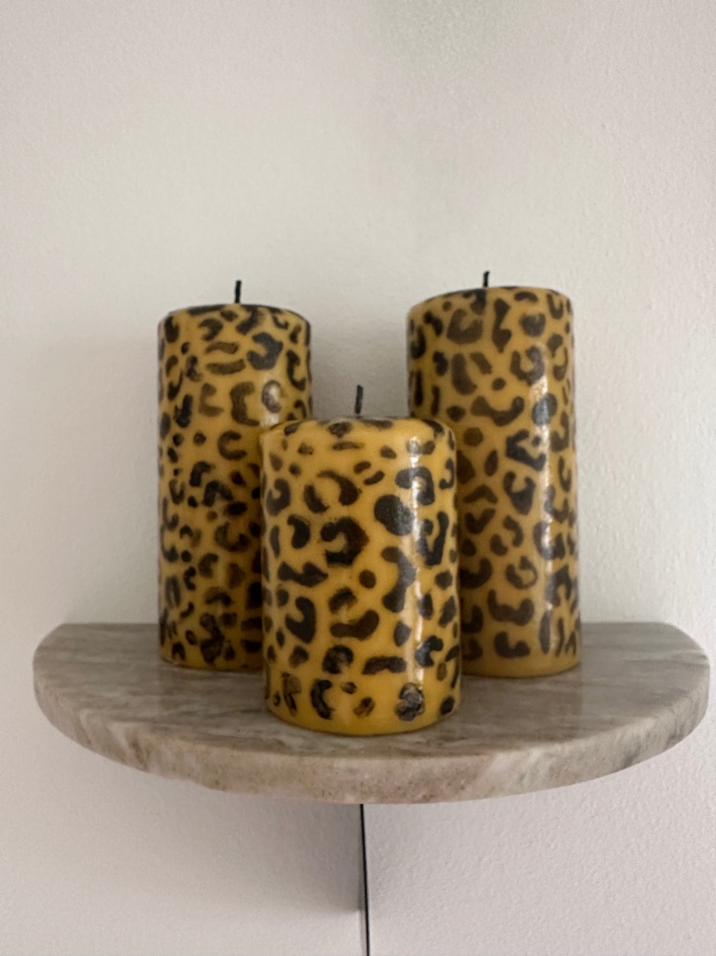 Leopard ljus handmålade och 50h+30h brinntid (2st)
