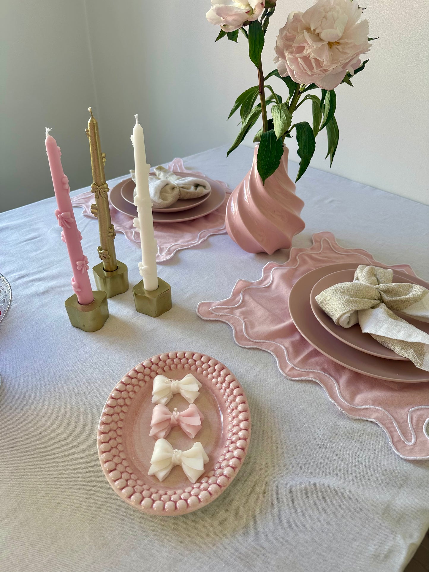 Ljus med ingjutna rosetter