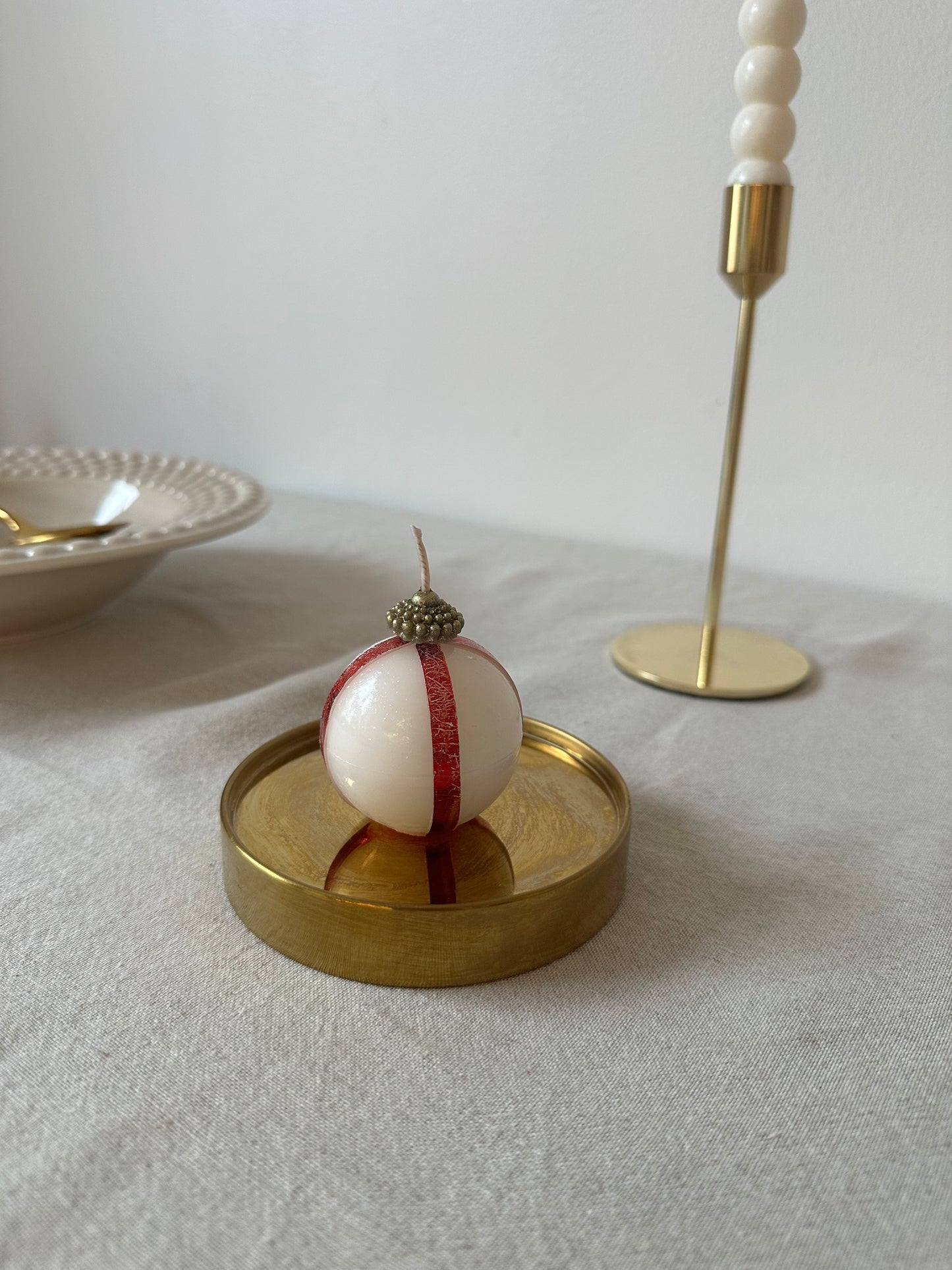 Rödvit randig julkula ljus