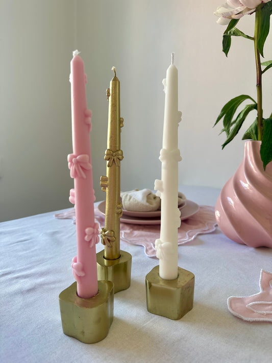 Ljus med ingjutna rosetter
