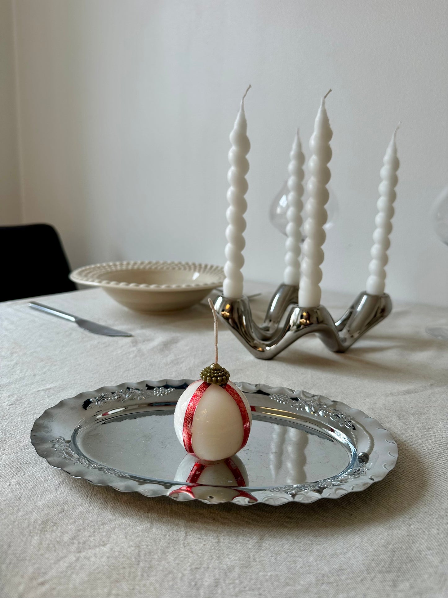 Rödvit randig julkula ljus