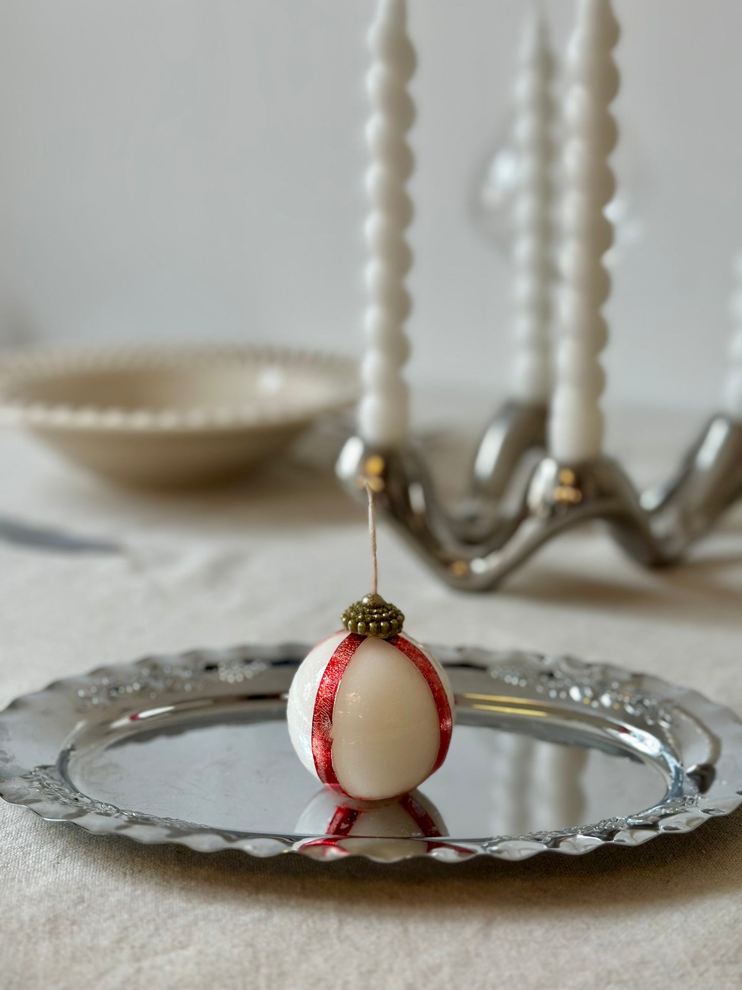 Rödvit randig julkula ljus