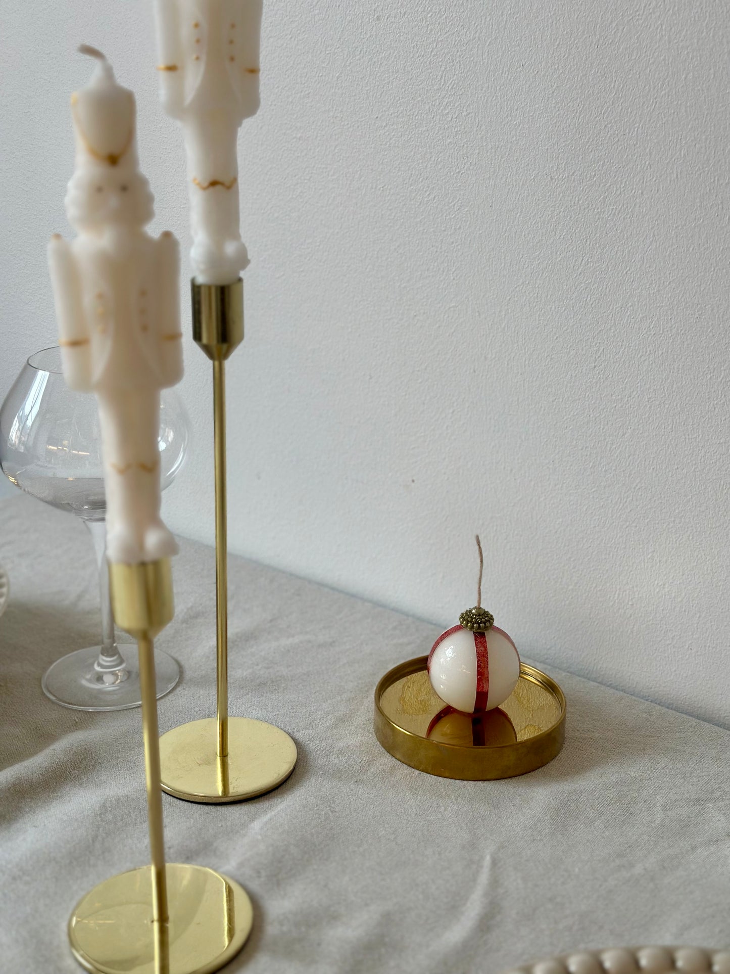 Rödvit randig julkula ljus