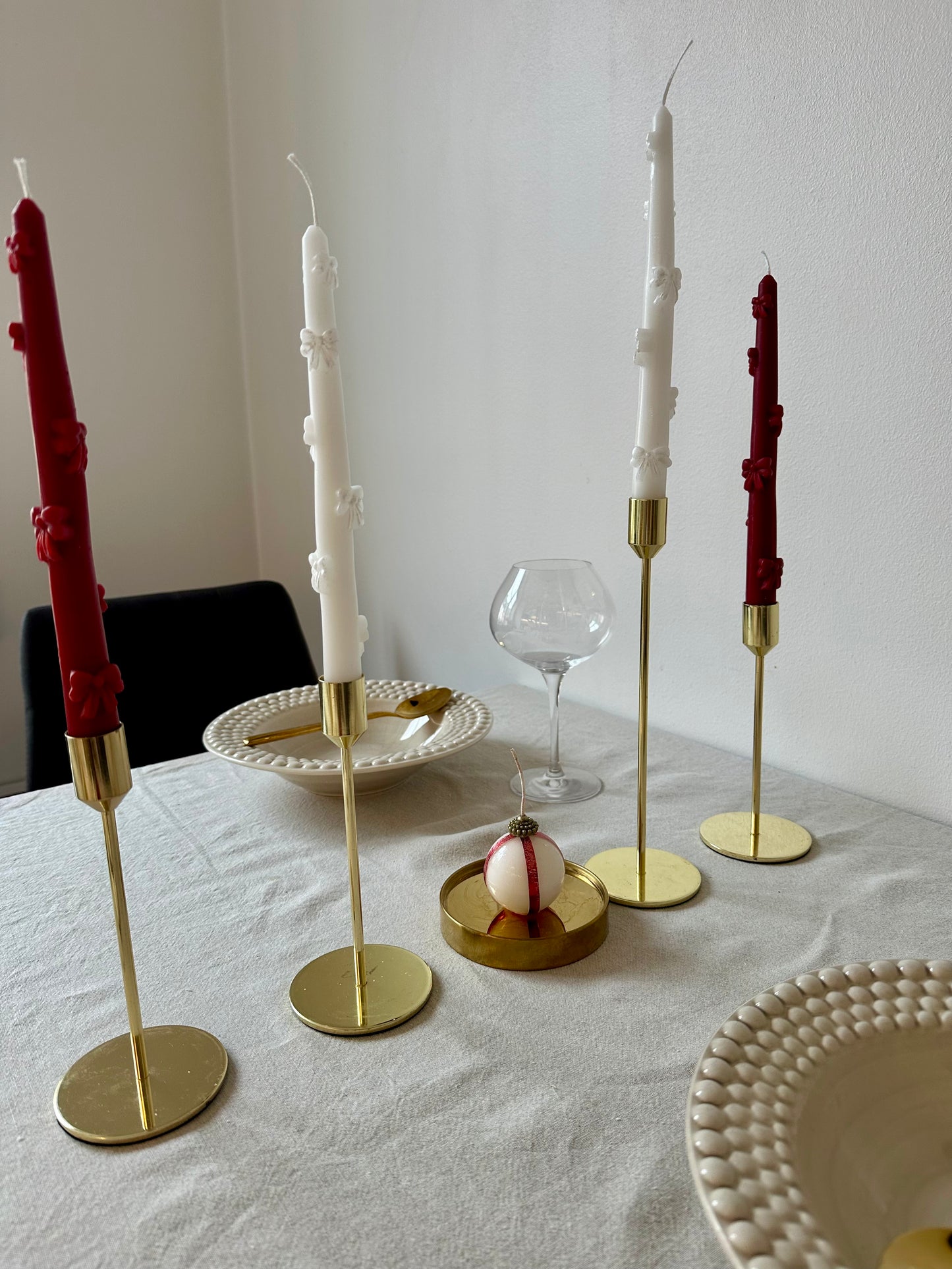 Rödvit randig julkula ljus