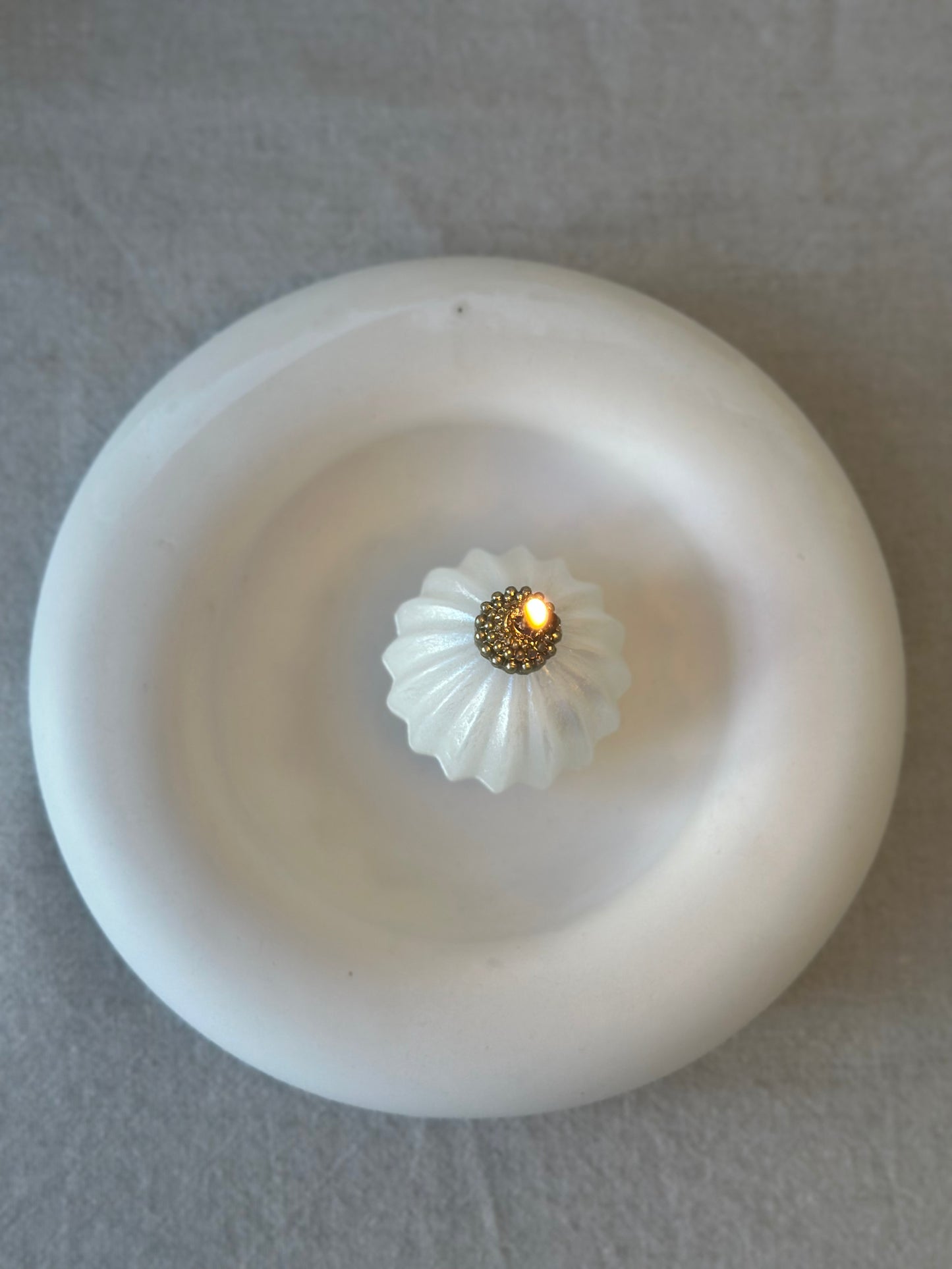 Räfflad julkula ljus