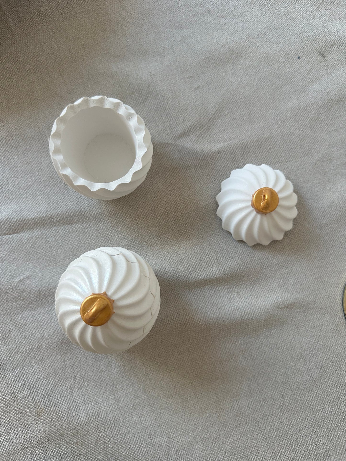 Handgjord förvarings julkula i raysin